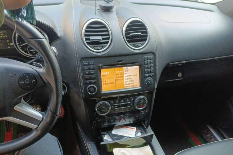 Used Mercedes-Benz M-Class 2010 ML 350 4MATIC Luxury Special Edition Audio And AC Panel