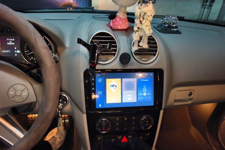 Used Mercedes-Benz M-Class 2010 ML 300 4MATIC Audio And AC Panel