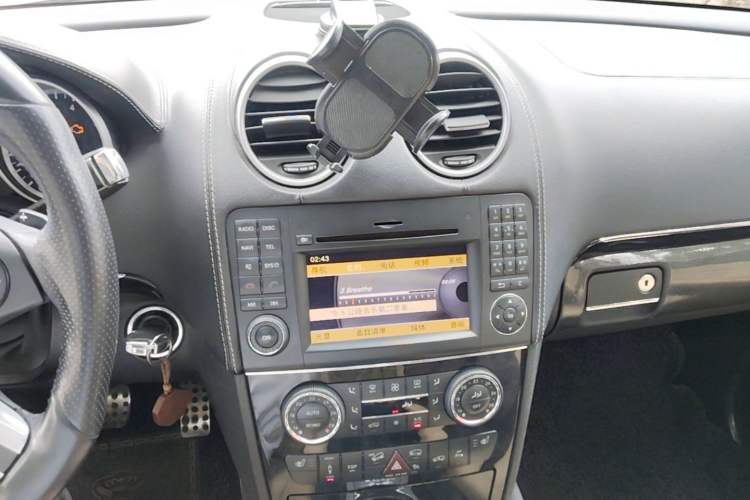 Used Mercedes-Benz M-Class 2010 ML 350 4MATIC Luxury Model Audio And AC Panel