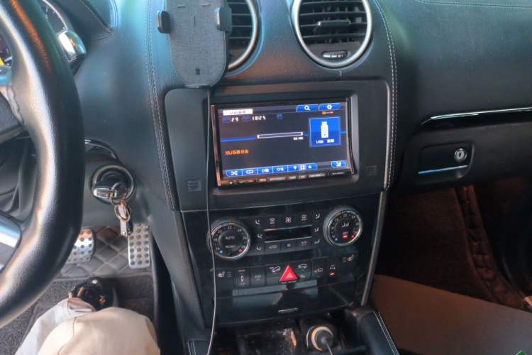 Used Mercedes-Benz M-Class 2010 ML 350 4MATIC Luxury Model Audio And AC Panel
