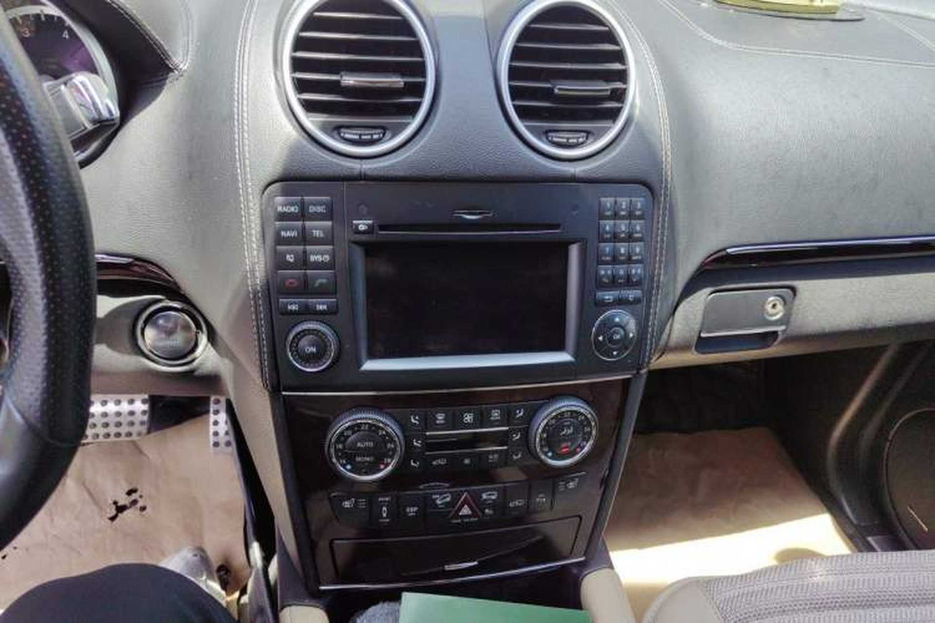 Used Mercedes-Benz M-Class 2010 ML 500 4MATIC Audio And AC Panel