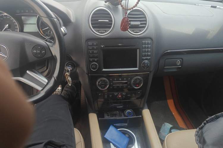 Used Mercedes-Benz M-Class 2010 ML 350 4MATIC Luxury Model Audio And AC Panel