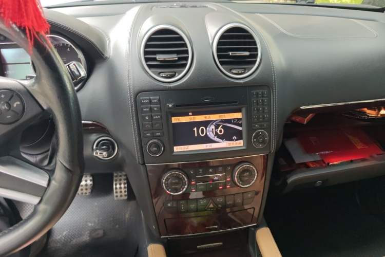Used Mercedes-Benz M-Class 2010 ML 350 4MATIC Luxury Model Audio And AC Panel