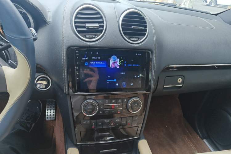 Used Mercedes-Benz M-Class 2010 ML 350 4MATIC Luxury Special Edition Audio And AC Panel