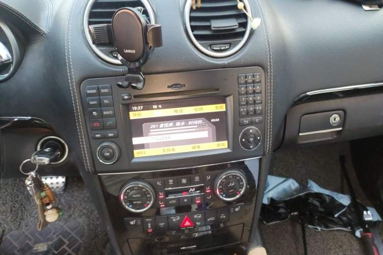 Used Mercedes-Benz M-Class 2010 ML 350 4MATIC Luxury Special Edition Audio And AC Panel
