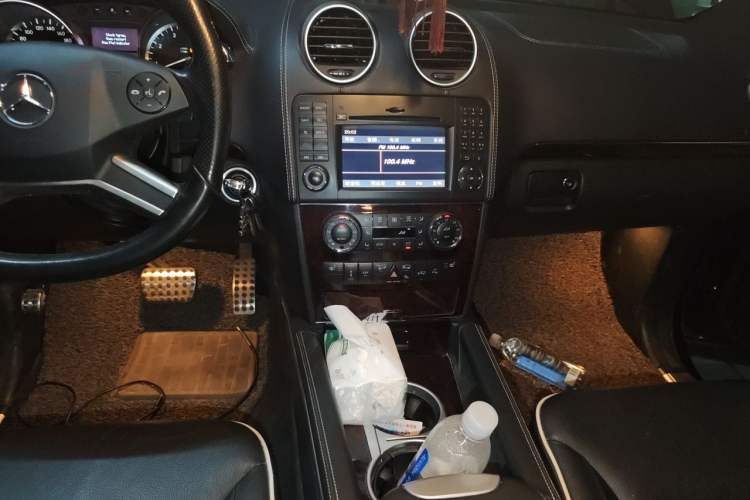 Used Mercedes-Benz M-Class 2010 ML 350 4MATIC Luxury Special Edition Audio And AC Panel