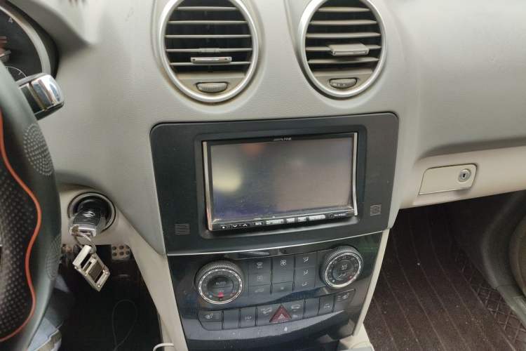 Used Mercedes-Benz M-Class 2010 ML 300 4MATIC Audio And AC Panel
