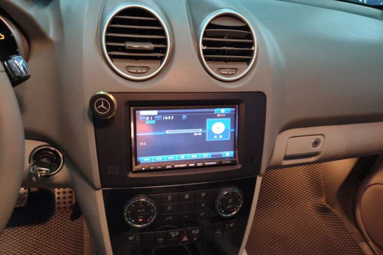 Used Mercedes-Benz M-Class 2010 ML 300 4MATIC Audio And AC Panel