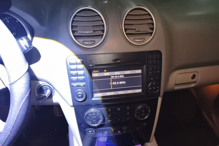 Used Mercedes-Benz M-Class 2010 ML 300 4MATIC Audio And AC Panel