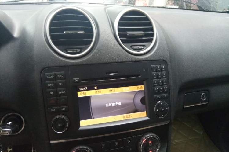 Used Mercedes-Benz M-Class 2010 ML 300 4MATIC Audio And AC Panel