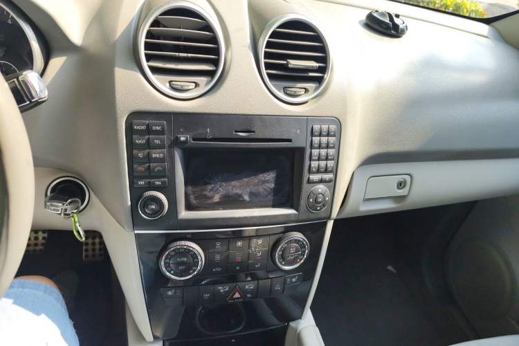 Used Mercedes-Benz M-Class 2010 ML 300 4MATIC Audio And AC Panel