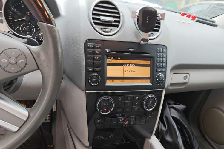 Used Mercedes-Benz M-Class 2010 ML 300 4MATIC Audio And AC Panel