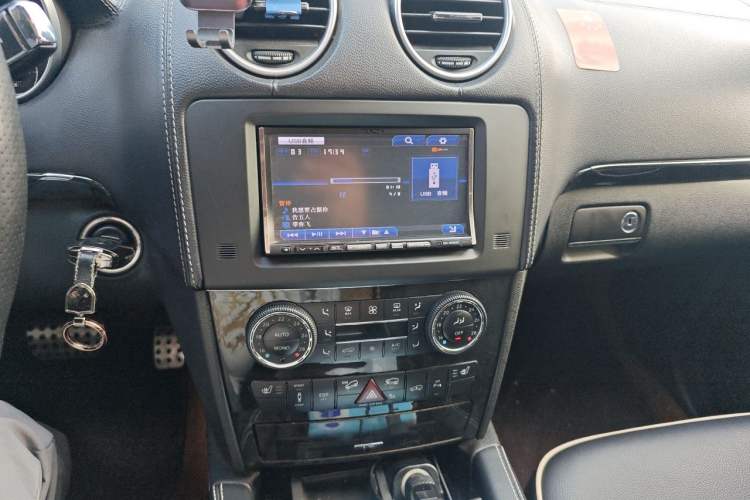 Used Mercedes-Benz M-Class 2010 ML 350 4MATIC Luxury Model Audio And AC Panel