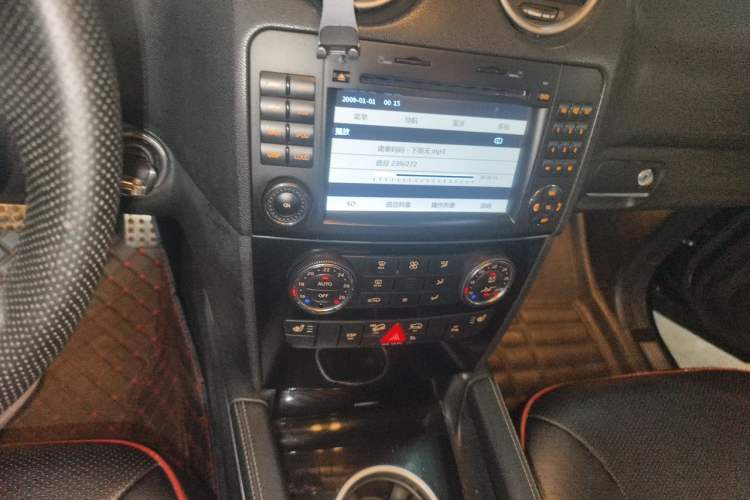 Used Mercedes-Benz M-Class 2010 ML 300 4MATIC Audio And AC Panel