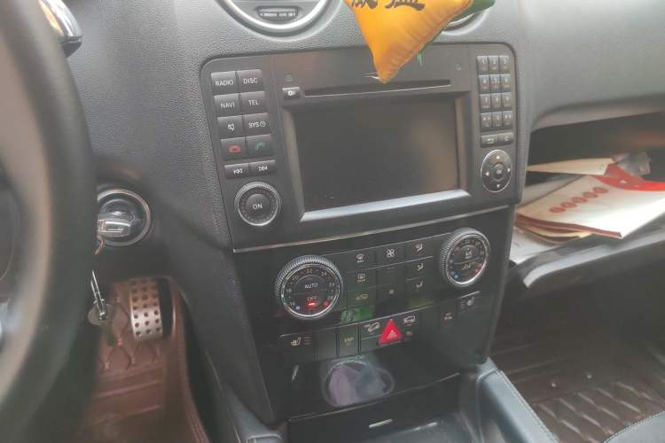 Used Mercedes-Benz M-Class 2010 ML 300 4MATIC Audio And AC Panel