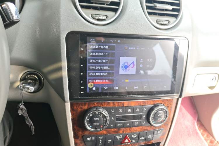 Used Mercedes-Benz M-Class 2010 ML 350 4MATIC Luxury Model Audio And AC Panel