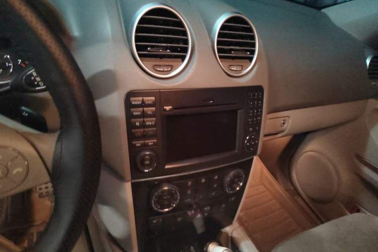Used Mercedes-Benz M-Class 2010 ML 300 4MATIC Audio And AC Panel