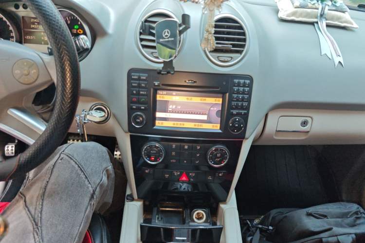 Used Mercedes-Benz M-Class 2010 ML 300 4MATIC Audio And AC Panel
