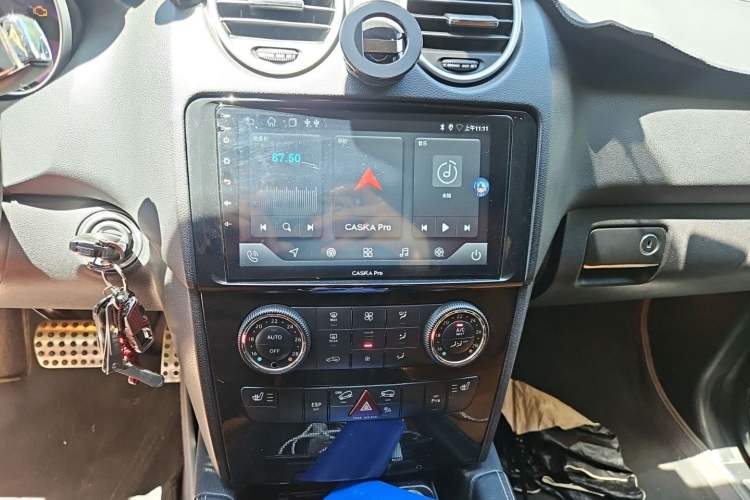 Used Mercedes-Benz M-Class 2010 ML 300 4MATIC Audio And AC Panel
