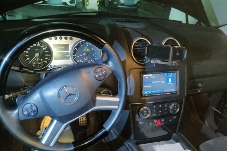 Used Mercedes-Benz M-Class 2010 ML 300 4MATIC Center Console