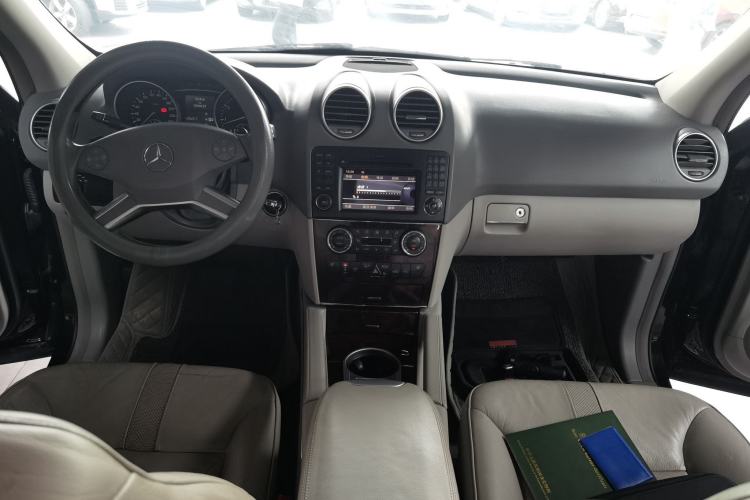 Used Mercedes-Benz M-Class 2010 ML 350 4MATIC Luxury Model Center Console