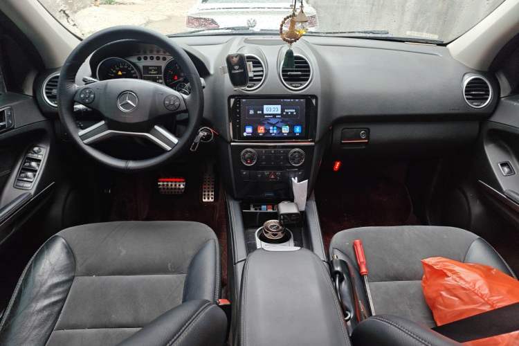 Used Mercedes-Benz M-Class 2010 ML 300 4MATIC Center Console