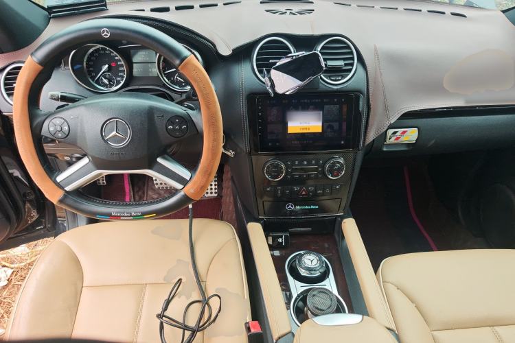 Used Mercedes-Benz M-Class 2010 ML 350 4MATIC Luxury Special Edition Center Console