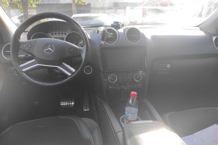 Used Mercedes-Benz M-Class 2010 ML 300 4MATIC Center Console