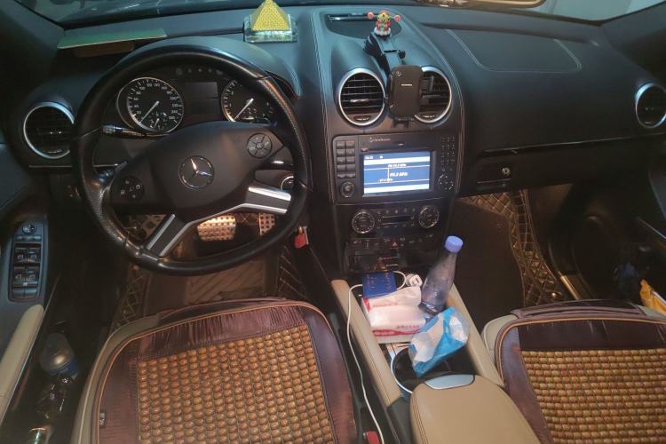 Used Mercedes-Benz M-Class 2010 ML 350 4MATIC Luxury Special Edition Center Console