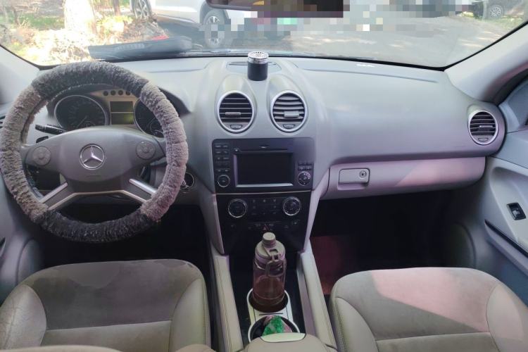 Used Mercedes-Benz M-Class 2010 ML 300 4MATIC Center Console