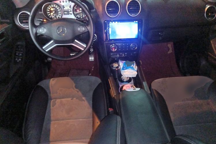 Used Mercedes-Benz M-Class 2010 ML 300 4MATIC Center Console