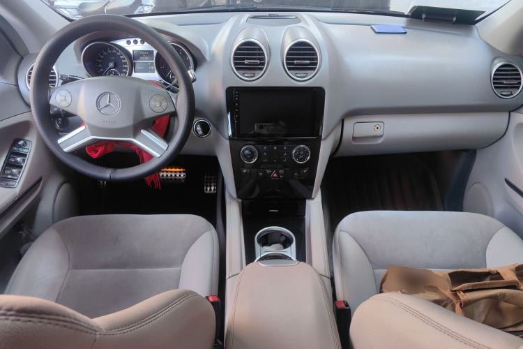 Used Mercedes-Benz M-Class 2010 ML 300 4MATIC Center Console