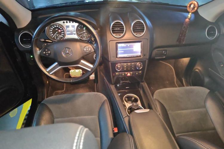 Used Mercedes-Benz M-Class 2010 ML 300 4MATIC Center Console