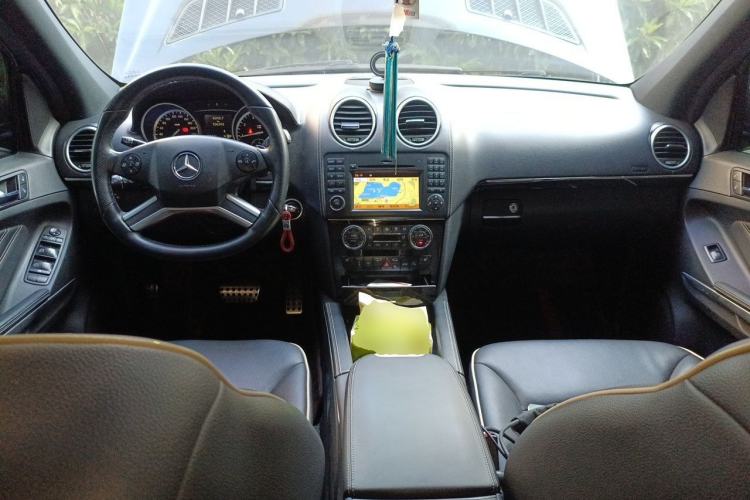 Used Mercedes-Benz M-Class 2010 ML 350 4MATIC Luxury Special Edition Center Console