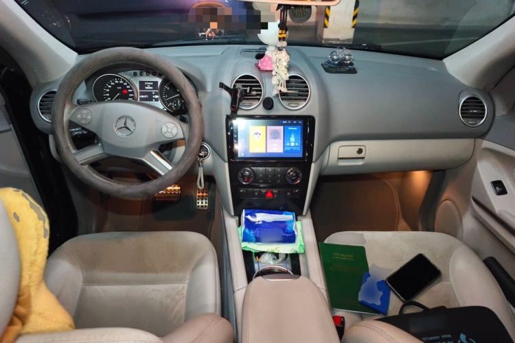 Used Mercedes-Benz M-Class 2010 ML 300 4MATIC Center Console