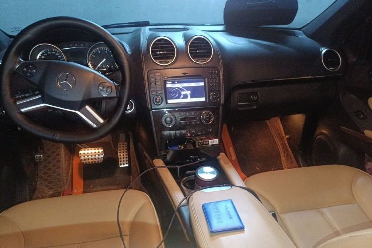 Used Mercedes-Benz M-Class 2010 ML 350 4MATIC Luxury Model Center Console