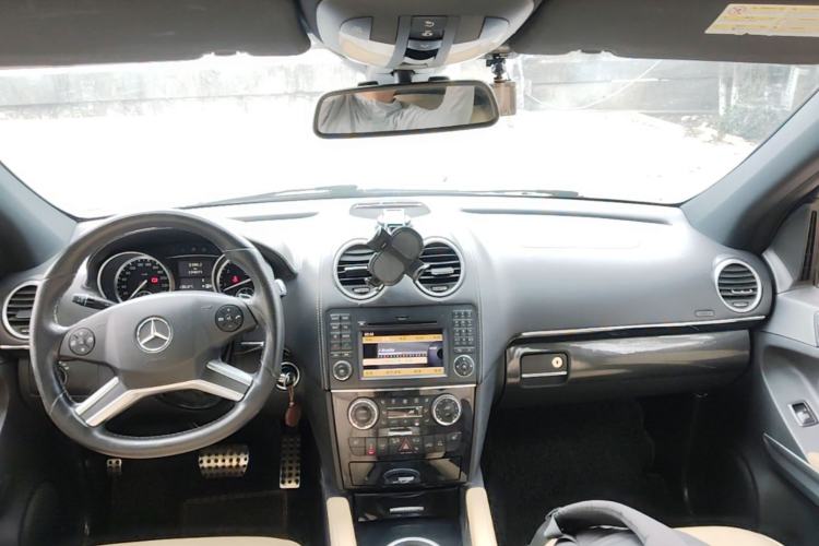 Used Mercedes-Benz M-Class 2010 ML 350 4MATIC Luxury Model Center Console