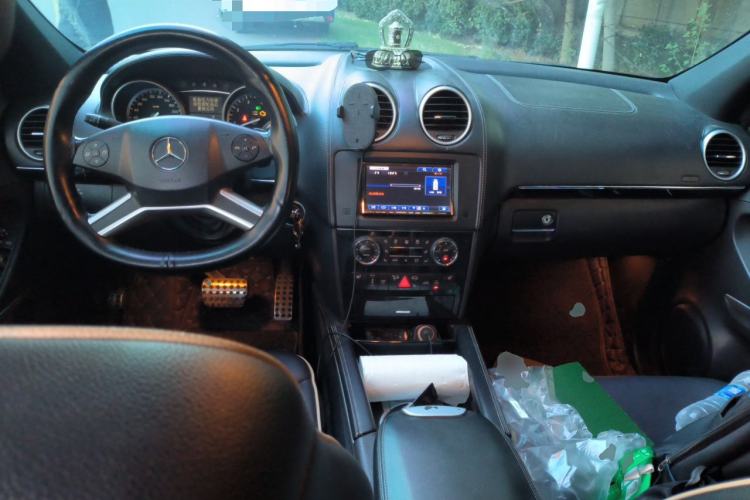 Used Mercedes-Benz M-Class 2010 ML 350 4MATIC Luxury Model Center Console