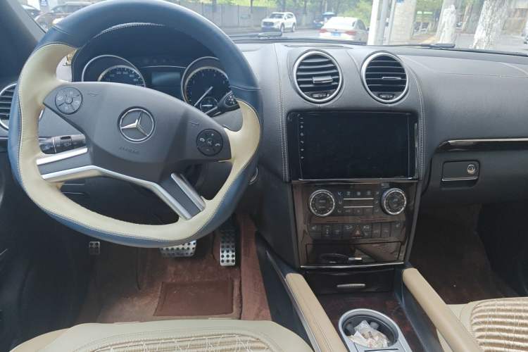 Used Mercedes-Benz M-Class 2010 ML 350 4MATIC Luxury Special Edition Center Console