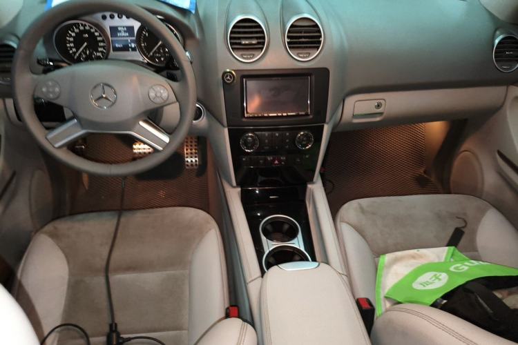 Used Mercedes-Benz M-Class 2010 ML 300 4MATIC Center Console
