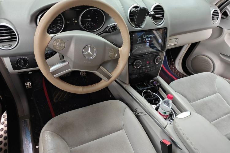Used Mercedes-Benz M-Class 2010 ML 300 4MATIC Center Console