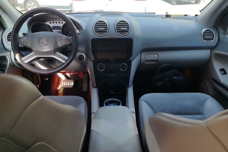 Used Mercedes-Benz M-Class 2010 ML 300 4MATIC Center Console