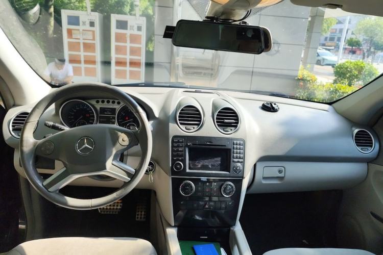 Used Mercedes-Benz M-Class 2010 ML 300 4MATIC Center Console