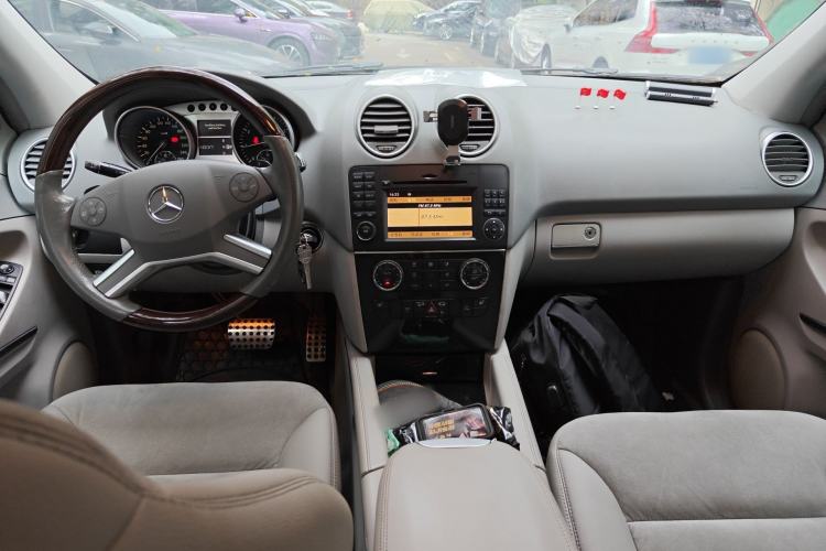 Used Mercedes-Benz M-Class 2010 ML 300 4MATIC Center Console