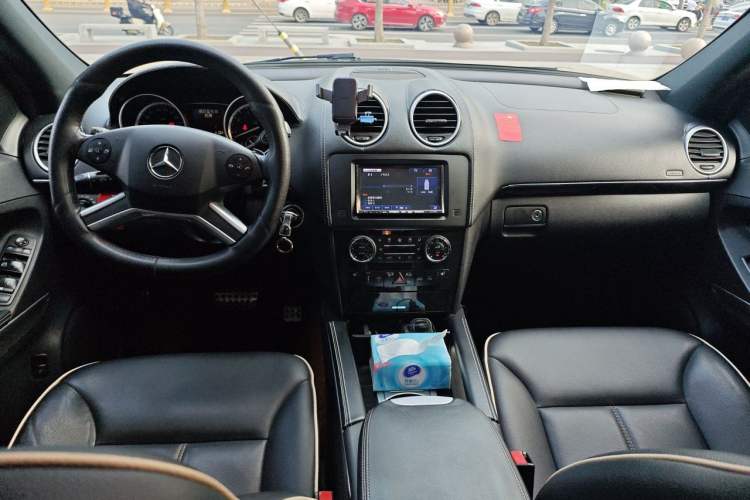 Used Mercedes-Benz M-Class 2010 ML 350 4MATIC Luxury Model Center Console