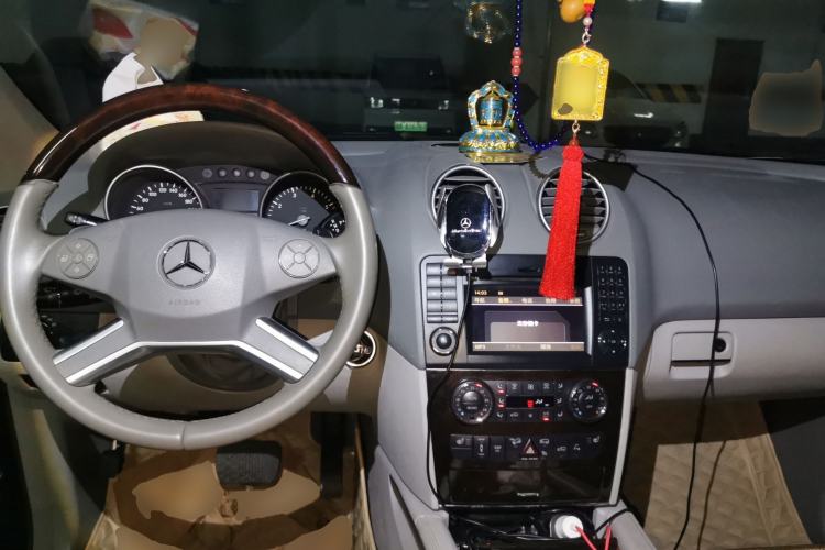 Used Mercedes-Benz M-Class 2010 ML 350 4MATIC Luxury Model Center Console