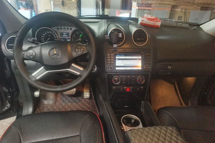 Used Mercedes-Benz M-Class 2010 ML 300 4MATIC Center Console