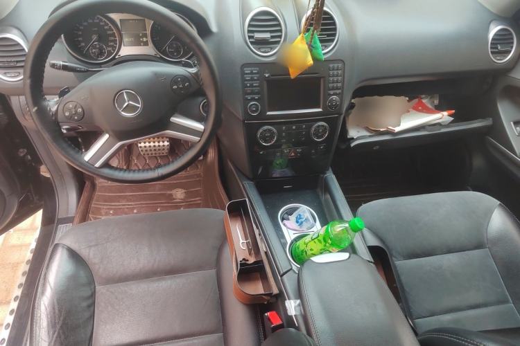 Used Mercedes-Benz M-Class 2010 ML 300 4MATIC Center Console