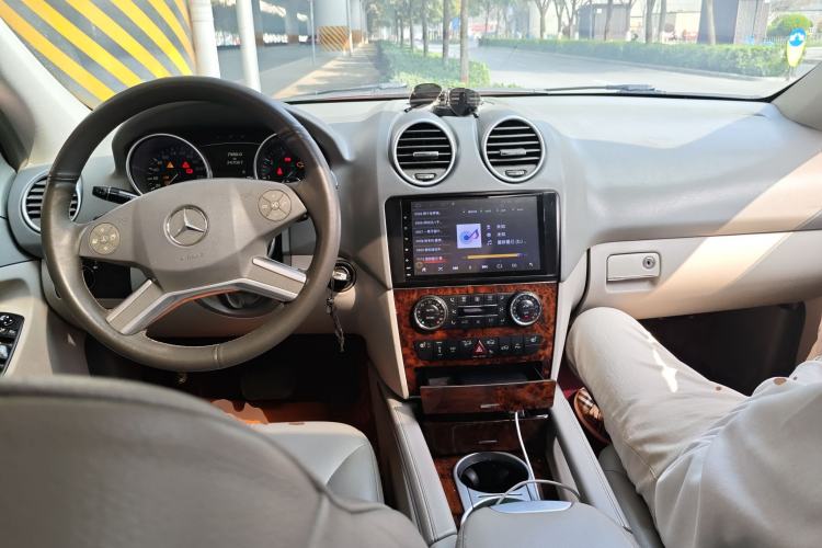 Used Mercedes-Benz M-Class 2010 ML 350 4MATIC Luxury Model Center Console