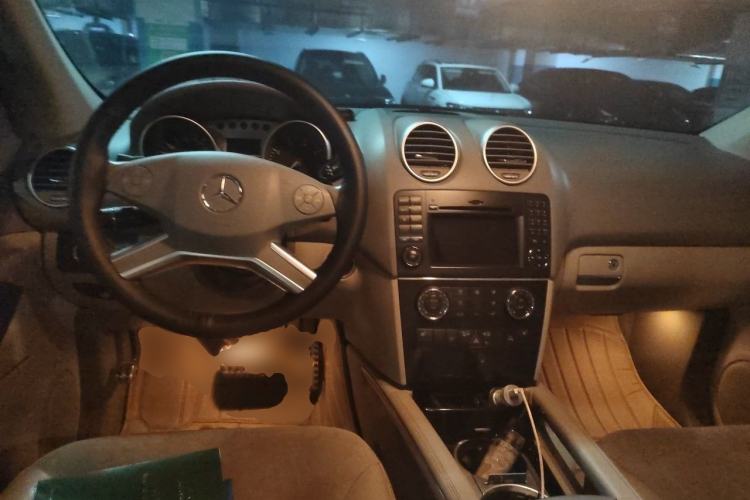 Used Mercedes-Benz M-Class 2010 ML 300 4MATIC Center Console